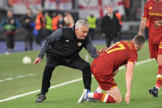 科隆队获得比赛胜利，球员激动落泪