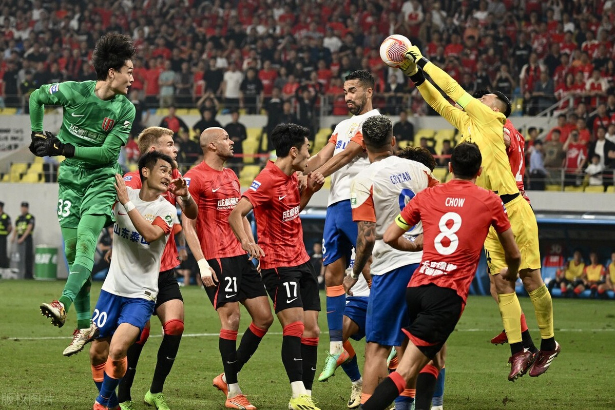 对手势均力敌!双方球队在场上互有攻守 对手势均力敌!双方球队在场上互有攻守