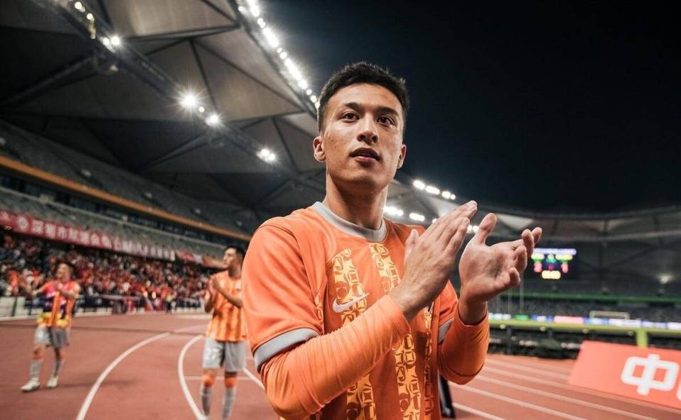 青年球员崭露头角,表现抢眼引发球迷关注 青年球员崭露头角,表现抢眼引发球迷关注